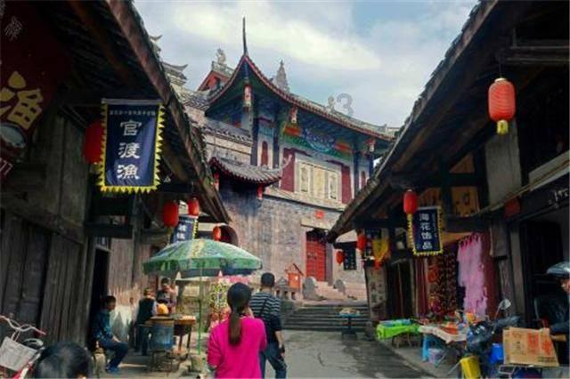 汽车自燃 “荧光绿”变身“火焰蓝”秒救援!